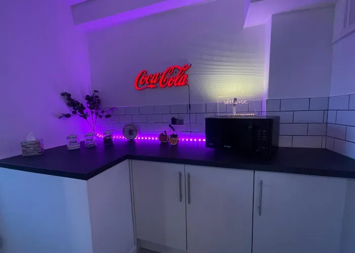 By The Beach Central Flat Accommodating 5 Guests