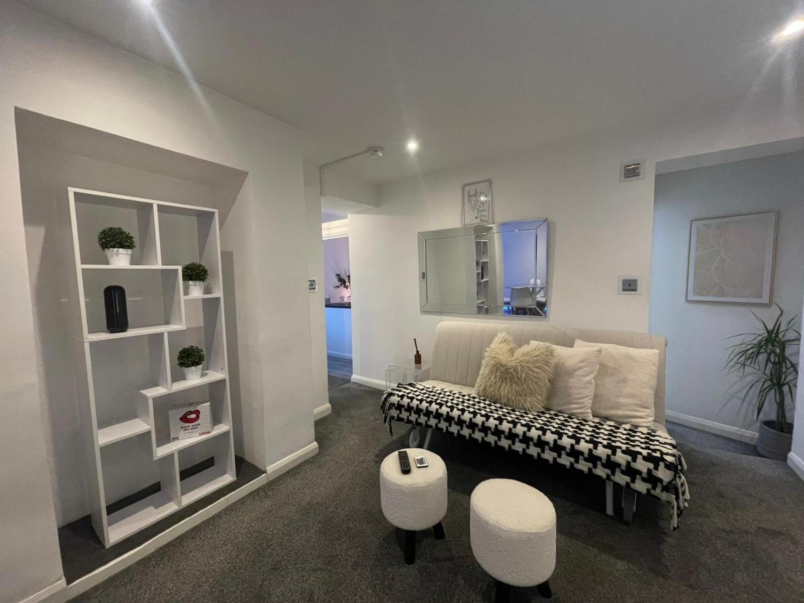 By The Flat Accommodating 5 Guests Apartment Hove