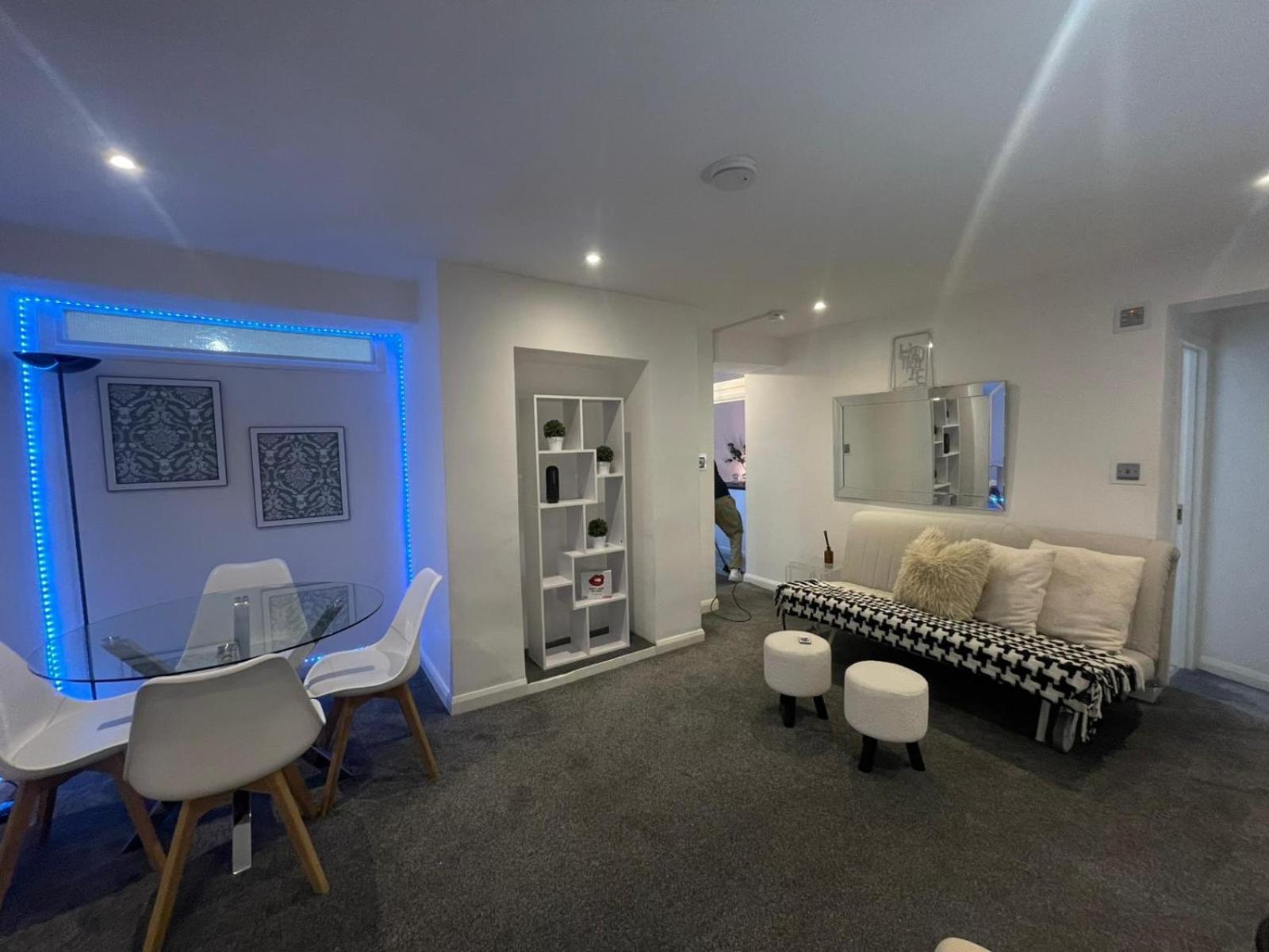 Appartamento By The Flat Accommodating 5 Guests *