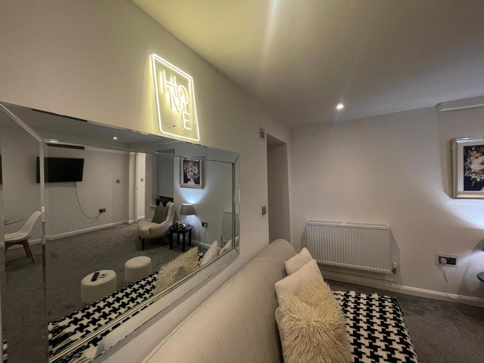 By The Flat Accommodating 5 Guests Appartamento